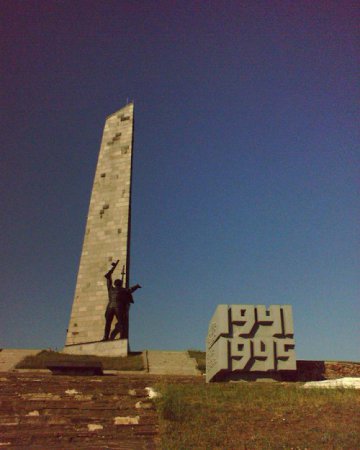 Разрушенный монумент Саур-Могила (фото)