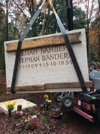В Мюнхене восстановили памятник на могиле Бандеры