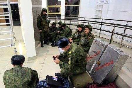 На Минском вокзале появились российские солдаты (фото)