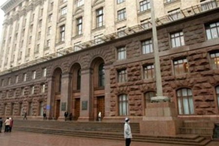 Сегодня неизвестным хулиганом были разбиты окна здания киевской мэрии
