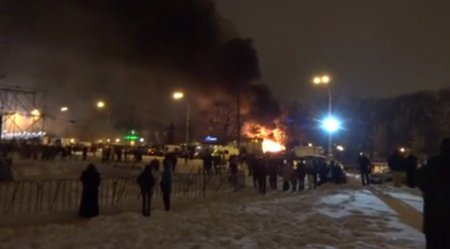 На площади Свободы в Харькове пылало кафе. Люди говорят - теракт. ВИДЕО