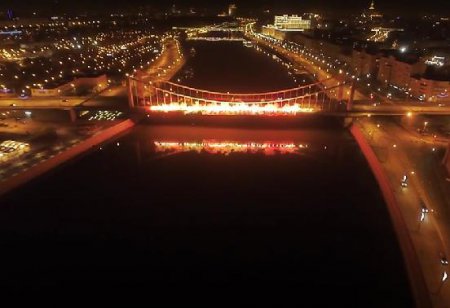 Российские футбольные фанаты подожгли Крымский мост