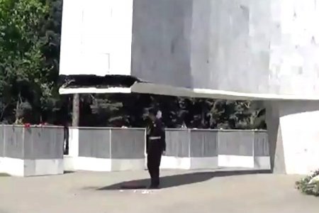 В Ростове во время церемонии возложения цветов рухнул мемориал. ВИДЕО