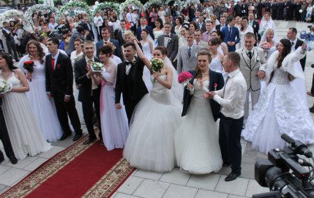В Харькове зарегистрировали самую массовую церемонию бракосочетания. ФОТО