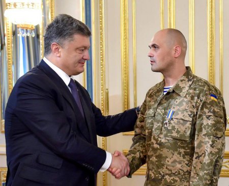 Президент Украины наградил освобожденного 