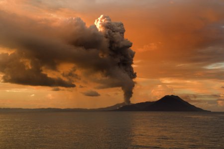 На Галапагосских островах в Эквадоре началось извержение вулкана. ВИДЕО