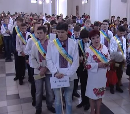 Во Львове последний звонок прошел в церквях (ТВ, видео)
