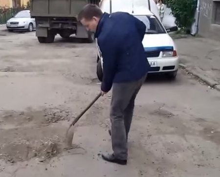 Ремонт дороги в Черновцах. Шокирующее ВИДЕО