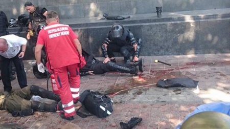 Понад 90 поранених, декілька осіб у важкому стані - результати вибуху біля стін парламенту