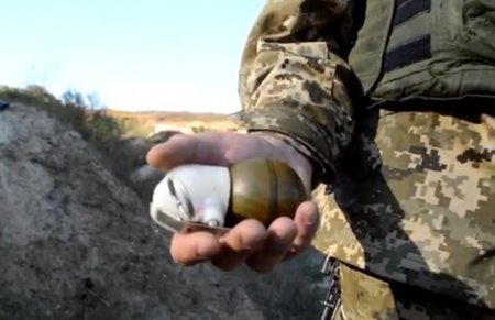 Українські бійці на Сході провели експеримент з бойовою гранатою, що не димить. ВІДЕО