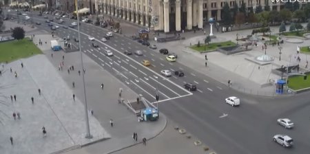 ДТП в центре Киева. Машина сбила двух пешеходов-нарушителей. ВИДЕО