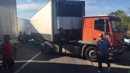 Ответная блокада в Крыму: дальнобойщики, которых не пускали на полуостров, перекрыли пути въезда-выезда активистам