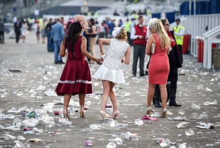Пластиковые стаканчики, алкоголь и трусы напоказ: как веселятся английские леди