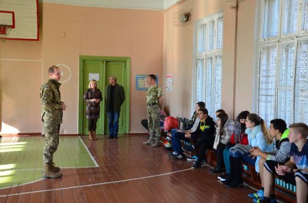 Офицеры Вооруженных Сил Украины провели урок «Защита Отечества».