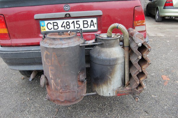 Українець переробив автомобіль із бензину на дрова: тепер розхід 20 кг.дров/100 км