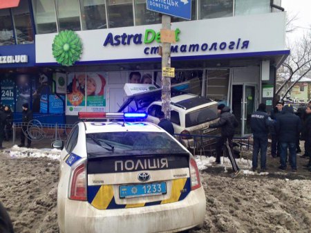 В Киеве Mercedes въехал в помещение стоматологии! Без жертв не обошлось