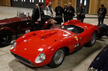 Самый дорогой в истории автомобиль продали на аукционе в Париже
