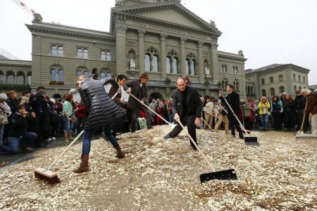 На главную площадь Швейцарии привезли 15 тонн монет. ФОТО
