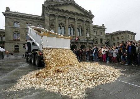На главную площадь Швейцарии привезли 15 тонн монет. ФОТО