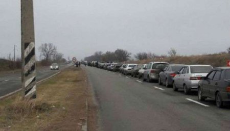 В серой зоне на Донбассе осталась ночевать трехкилометровая очередь машин