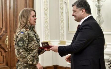 Порошенко вручил награды украинкам - защитницам