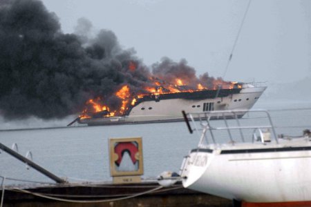 Недалеко от Виргинских островов за час сгорела дорогая яхта