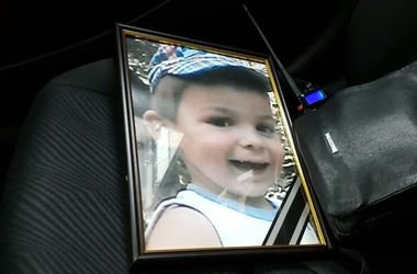 Трёхлетнего Пашу, попавшего под колеса Lexus, похоронили под Киевом. ФОТО