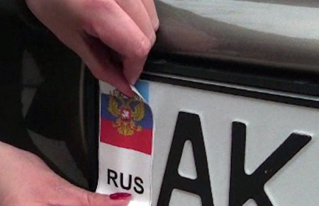 Автомобили с украинскими крымскими номерами не пускают на полуостров
