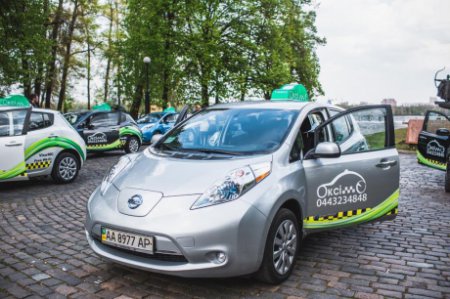 В Киеве впервые заработала служба такси, состоящая из электромобилей