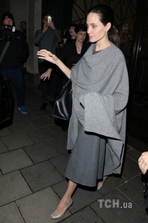Анджелина Джоли из-за своей болезненной худобы избегает обтягивающих нарядов