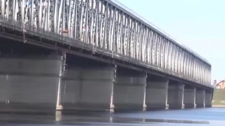 Черкасскому мосту грозит разрушение. ВИДЕО