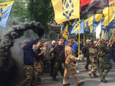 Батальон "Азов" митингует под Верховной Радой. ВИДЕО