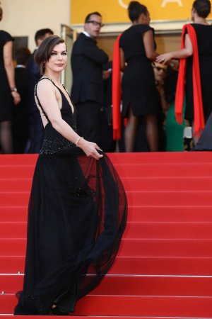 Милла Йовович пришла на премьеру фильма "Последнее лицо" в Каннах без нижнего белья. ФОТО