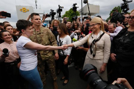 Литва и Латвия первыми поздравили Савченко с возвращением домой