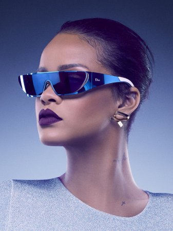 Певица Рианна совместно с Dior выпустила коллекцию солнцезащитных очков. ФОТО