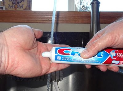 Полезные советы: Гениальные способы применения зубной пасты