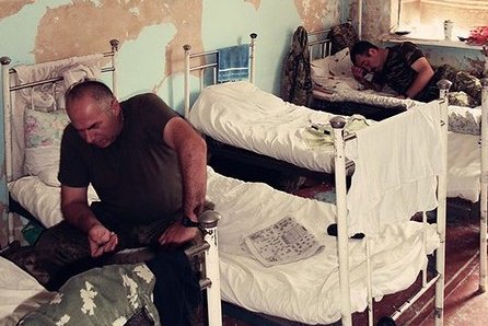 Состояние помещения больницы в Курахово, куда привозят раненых бойцов АТО, приводит в шок. ФОТО