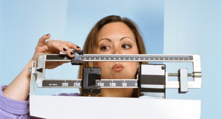 Диетологи назвали самый опасный возраст для набора веса