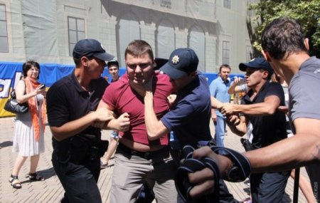 В Одессе неизвестные злоумышленники пытались забросать яйцами Надежду Савченко . ФОТО
