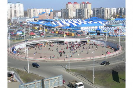 Киевляне требуют остановить строительство ТРЦ у станции метро Героев Днепра - петиция