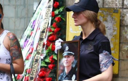 В Днепровском районе столицы простились с инспектором полиции Ариной Кольцовой