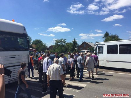 Активисты перекрыли дорогу Житомир-Бердичев