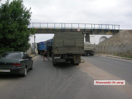 В Николаеве под железнодорожным мостом столкнулись два зерновоза