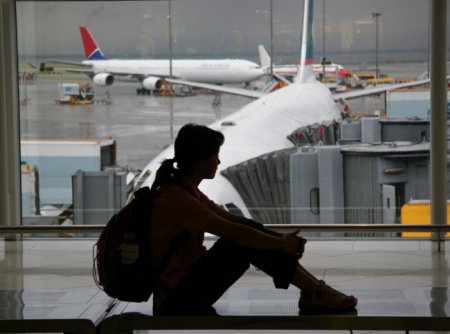 Сайт авиабилетов предложил пассажиру провести в Бангкоке 47 лет в ожидании рейса