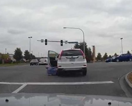 Пожилая американка попала под колеса собственного автомобиля. ВИДЕО