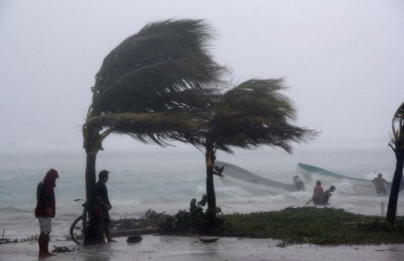 На побережье Мексики бушует ураган "Ньютон", уже есть первые жертвы. ВИДЕО