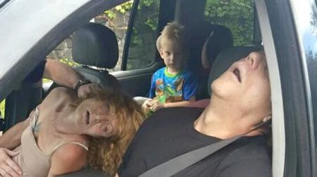 Американские копы остановили авто, в котором родители в наркотическом опьянении везли маленького сына. Жуткие фото