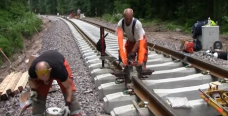 Термитная сварка рельс на железной дороге в Швеции