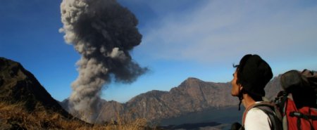 В сети появилось видео извержения вулкана в Индонезии