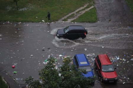 Улицы Львова превратились в реки из мусора. ФОТО